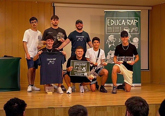 Tolo Ortógrafo, con gorra, en el centro, con ganadores de Educa-Rap.
