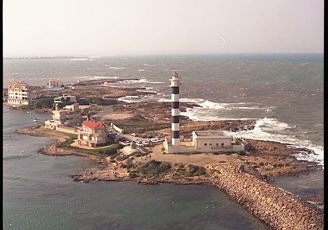 La Manga. Vista aérea del faro del Estacio, en La Manga del Mar Menor (9-08-1995).