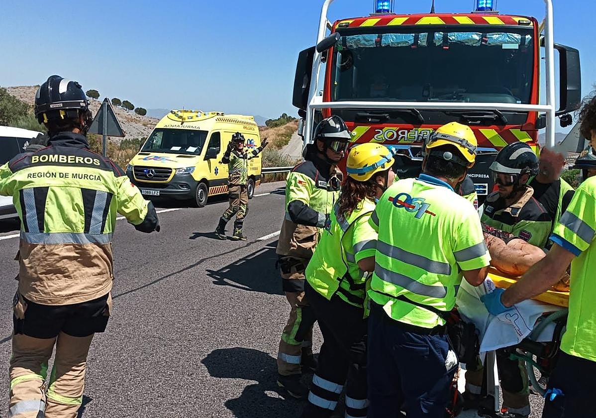 Sanitarios y bomberos en el lugar del suceso.