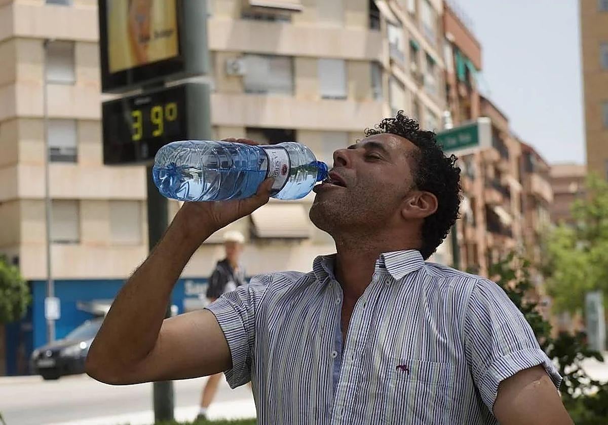 Un hombre se hidrata en Murcia en una jornada de calor extremo.