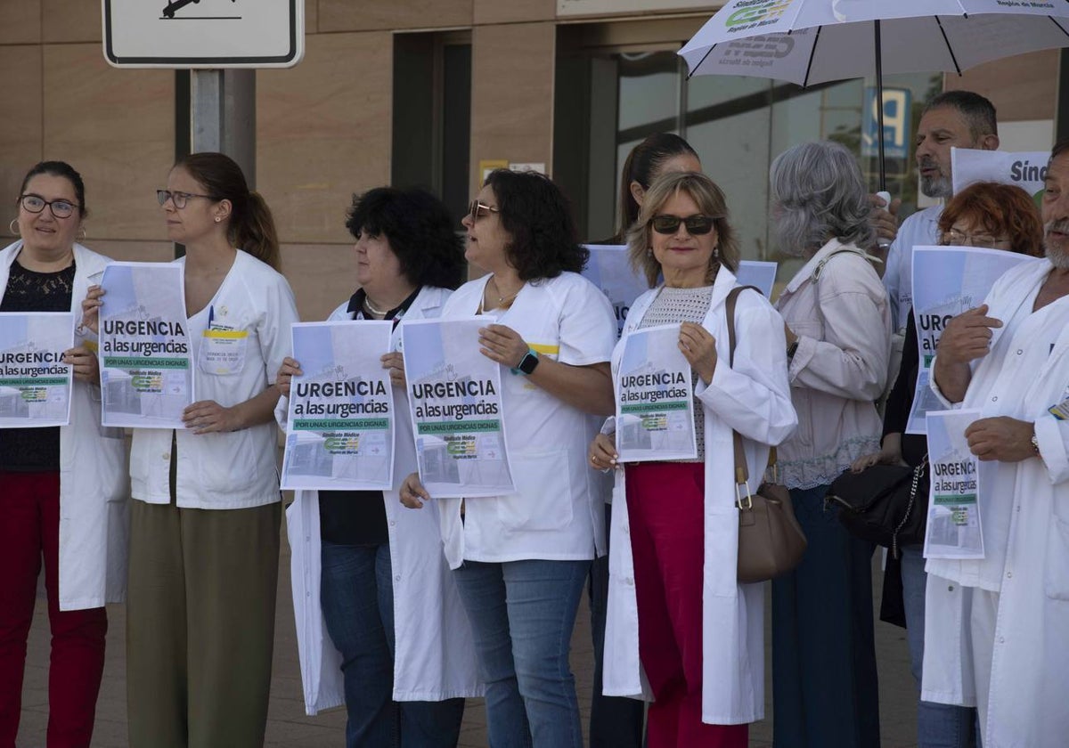 Profesionales de Urgencias durante una protesta en el Santa Lucía, en Cartagena, el verano pasado.