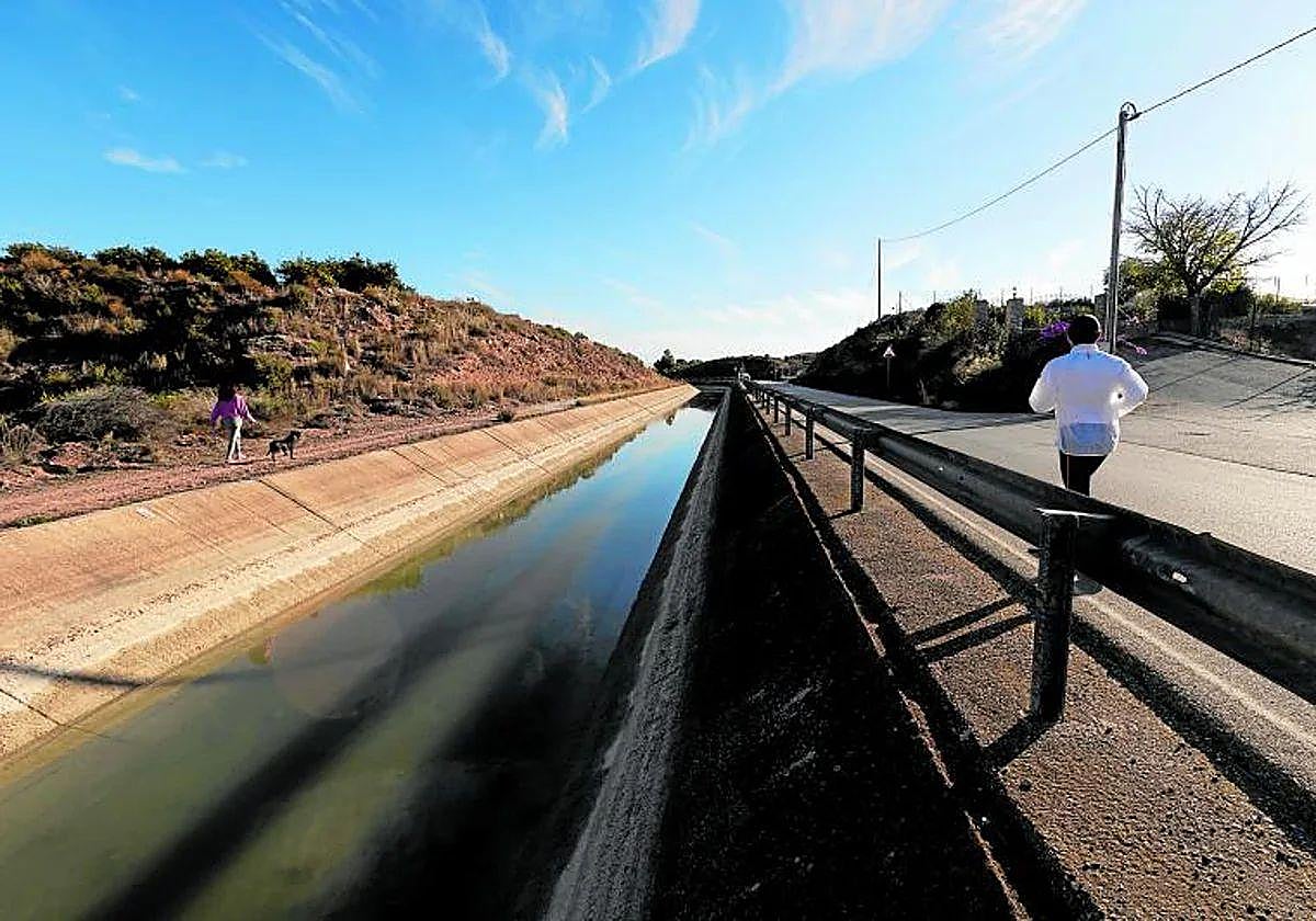 El canal del Trasvase Tajo-Segura a su paso por Totana.