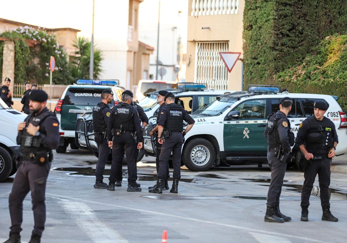 Agentes de la Guardia Civil, en las calles de Torre Pacheco, este miércoles.