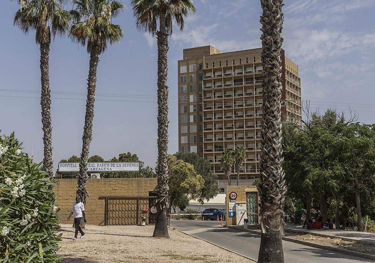 Acceso principal al antiguo Hospital Naval, en la carretera de Tentegorra.