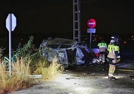 Estado en el que quedó el coche incendiado esta madrugada.
