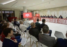 Imagen de archivo de una Junta de Accionistas del Real Murcia, en diciembre de 2023.