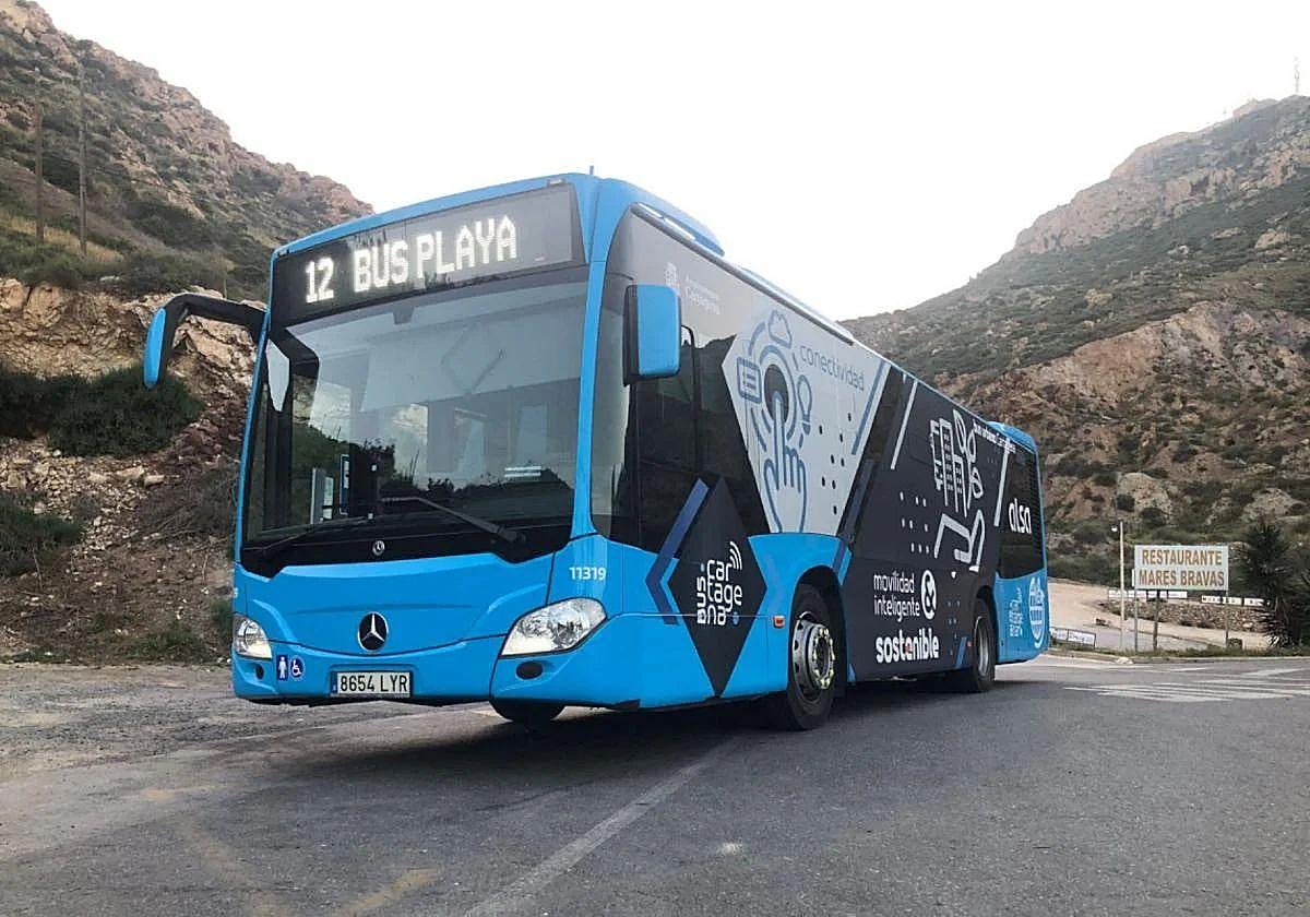 El autobús de las playas, saliendo de Cala Cortina.