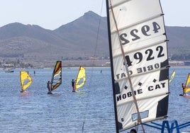 Un grupo de aficionados aprenden windsurf, muy cerca de la isla del Ciervo, en el Mar Menor.