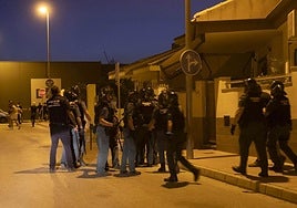 Policías y guardias civiles, durante su despliegue para evitar incidentes en Torre Pacheco.