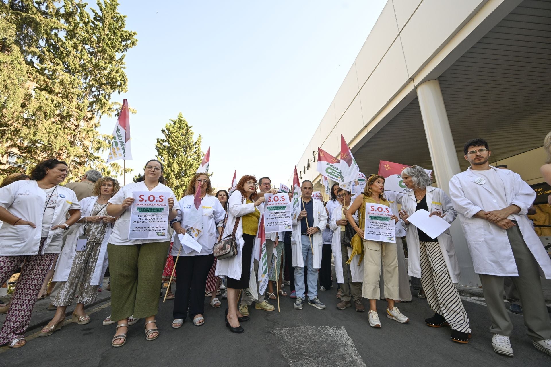 Los médicos se concentran para reclamar mejoras: «No se ofrecen contratos decentes»