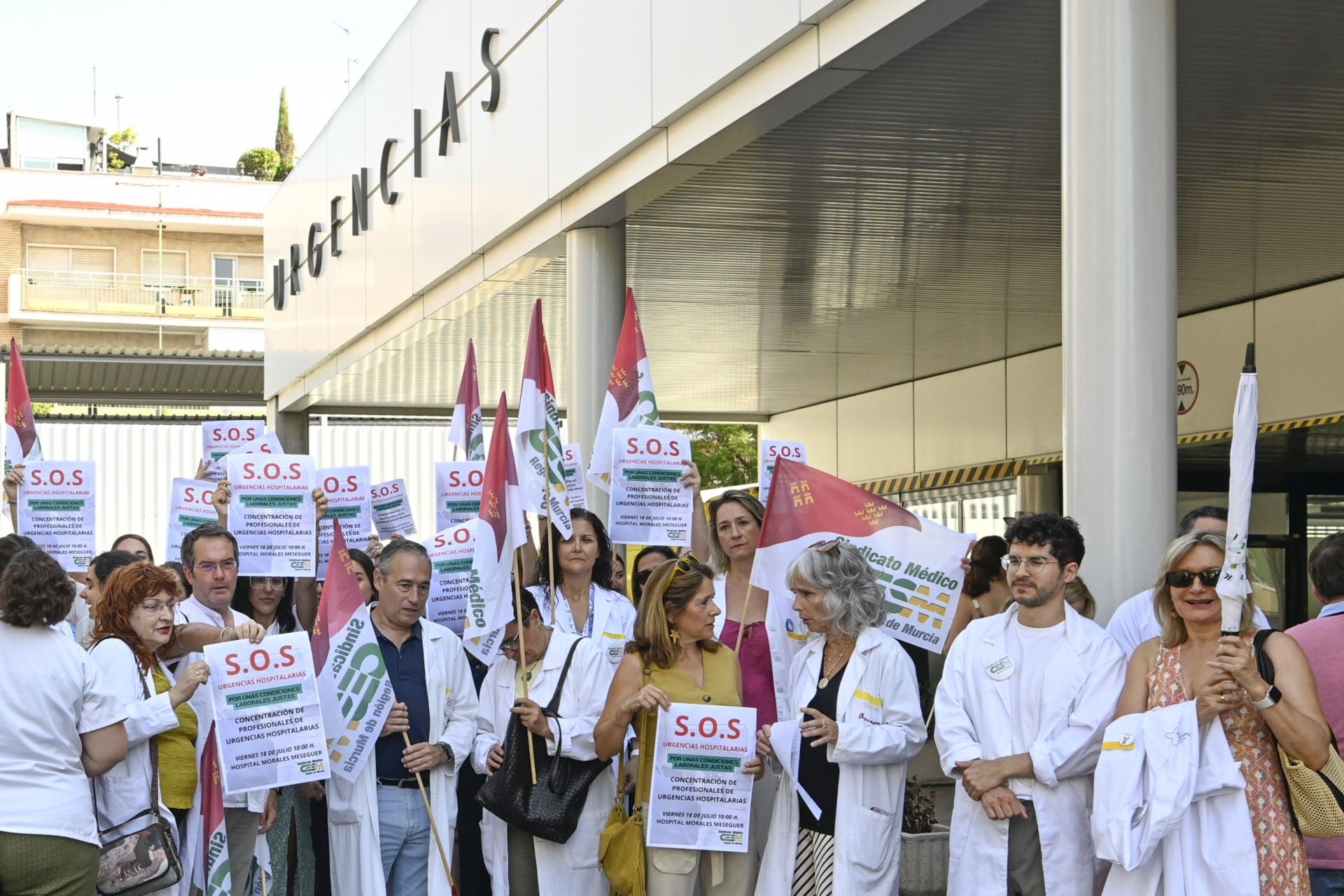 Los médicos se concentran para reclamar mejoras: «No se ofrecen contratos decentes»