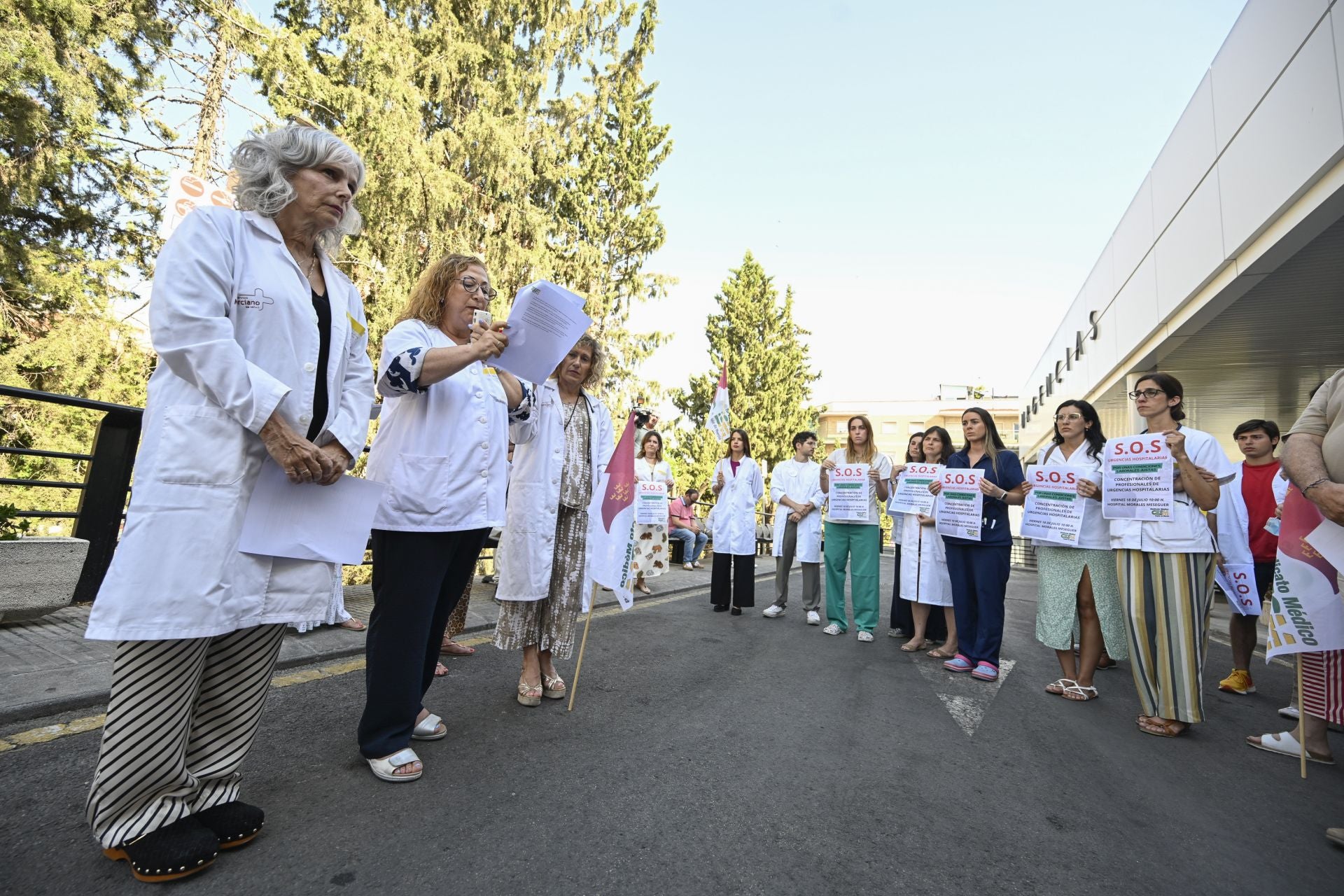 Los médicos se concentran para reclamar mejoras: «No se ofrecen contratos decentes»