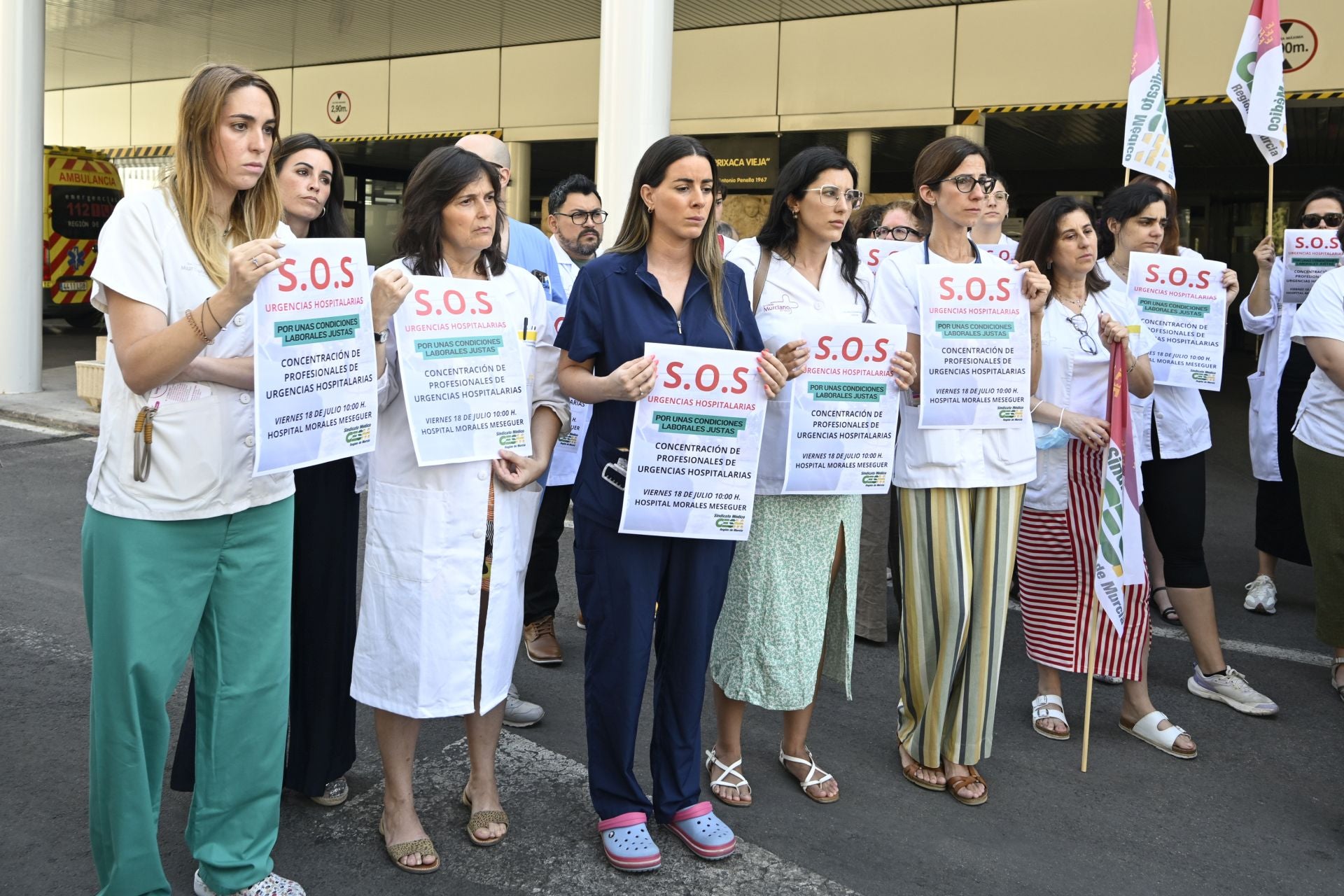 Los médicos se concentran para reclamar mejoras: «No se ofrecen contratos decentes»