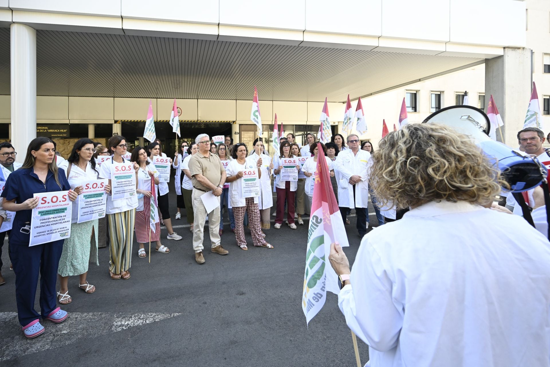 Los médicos se concentran para reclamar mejoras: «No se ofrecen contratos decentes»