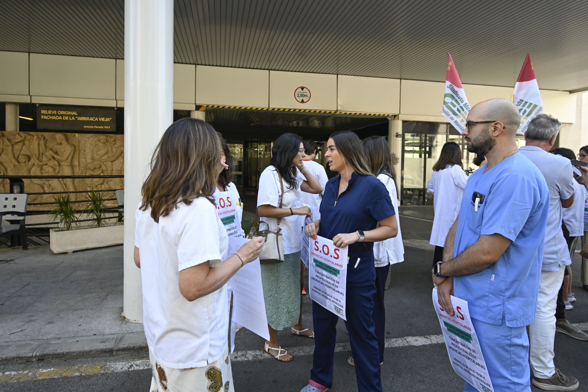 Los médicos se concentran para reclamar mejoras: «No se ofrecen contratos decentes»