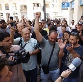 Un grupo de trabajadores del metal celebra el fin de la huelga en Cartagena, este viernes.