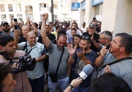 Un grupo de trabajadores del metal celebra el fin de la huelga en Cartagena, este viernes.