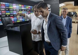 Javi Hernández habla con Alejandro Arribas, nuevo dueño y presidente del FC Cartagena, con Víctor Alonso detrás de ellos.