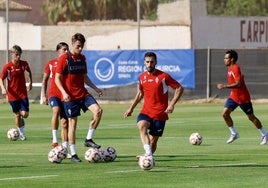 Sergio Moyita, en primer plano, en uno de los ejercicios con balón de la sesión preparatoria de ayer.