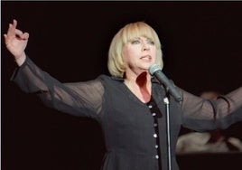 Mari Trini en 1997 en la presentación en Madrid del álbum 'Alas de cristal'.