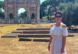 La profesora de la UMU Verónica de Haro frente al Arco, en Roma, donde imparte un seminario de doctorado.