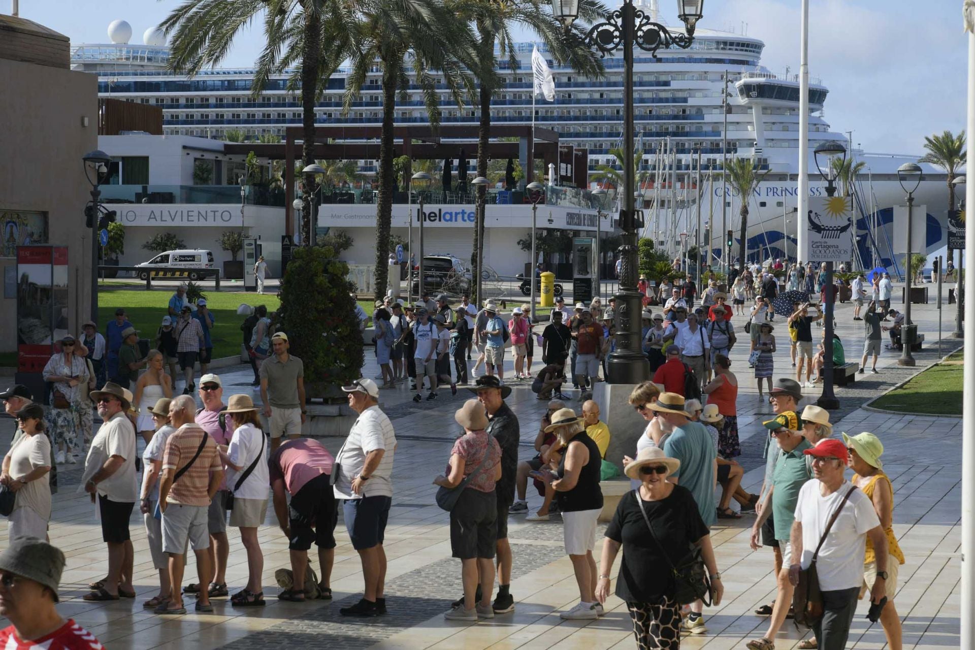 Miles de cruceristas llenan las calles de Cartagena, en imágenes