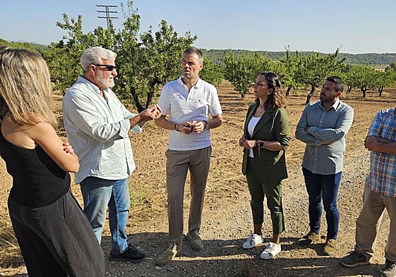 La consejera de Agua, Agricultura, Ganadería y Pesca, Sara Rubira, en una finca de almendros de Caravaca de la Cruz con cultivos afectados por la sequía.