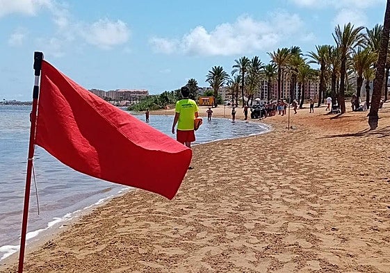 Bandera roja en una playa de la Región.