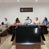 Concejales del PSOE en la reunión con miembros de Ceclor y de la Cámara de Comercio.