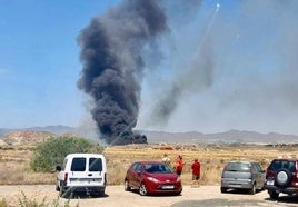 La nube de humo negro que ha provocado el incendio.