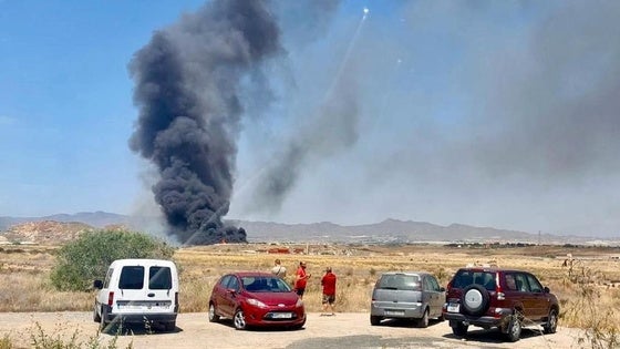 La nube de humo negro que ha provocado el incendio.