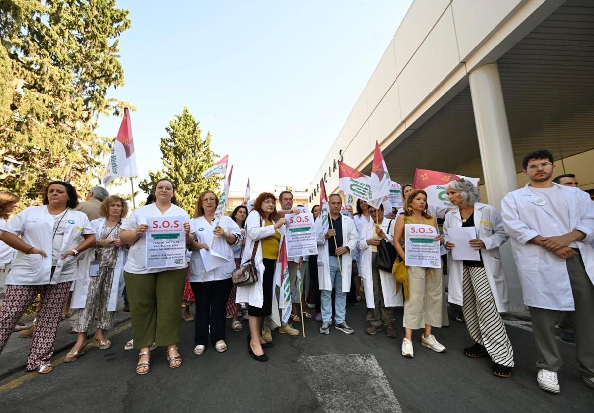Profesionales de Urgencias del Morales Meseguer, este viernes durante la protesta convocada por el Sindicato Médico.