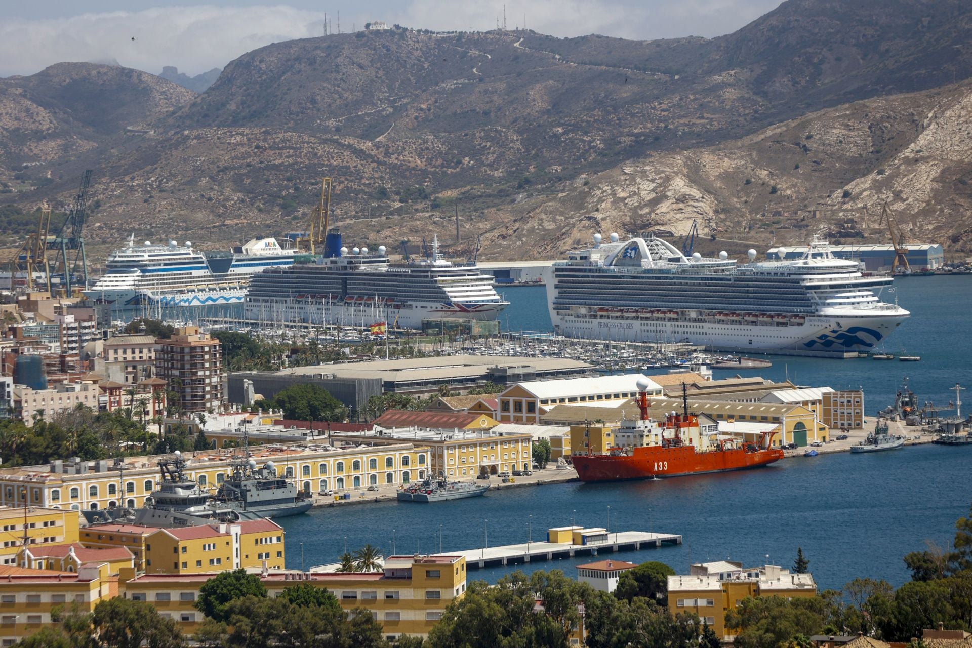 Miles de cruceristas llenan las calles de Cartagena, en imágenes