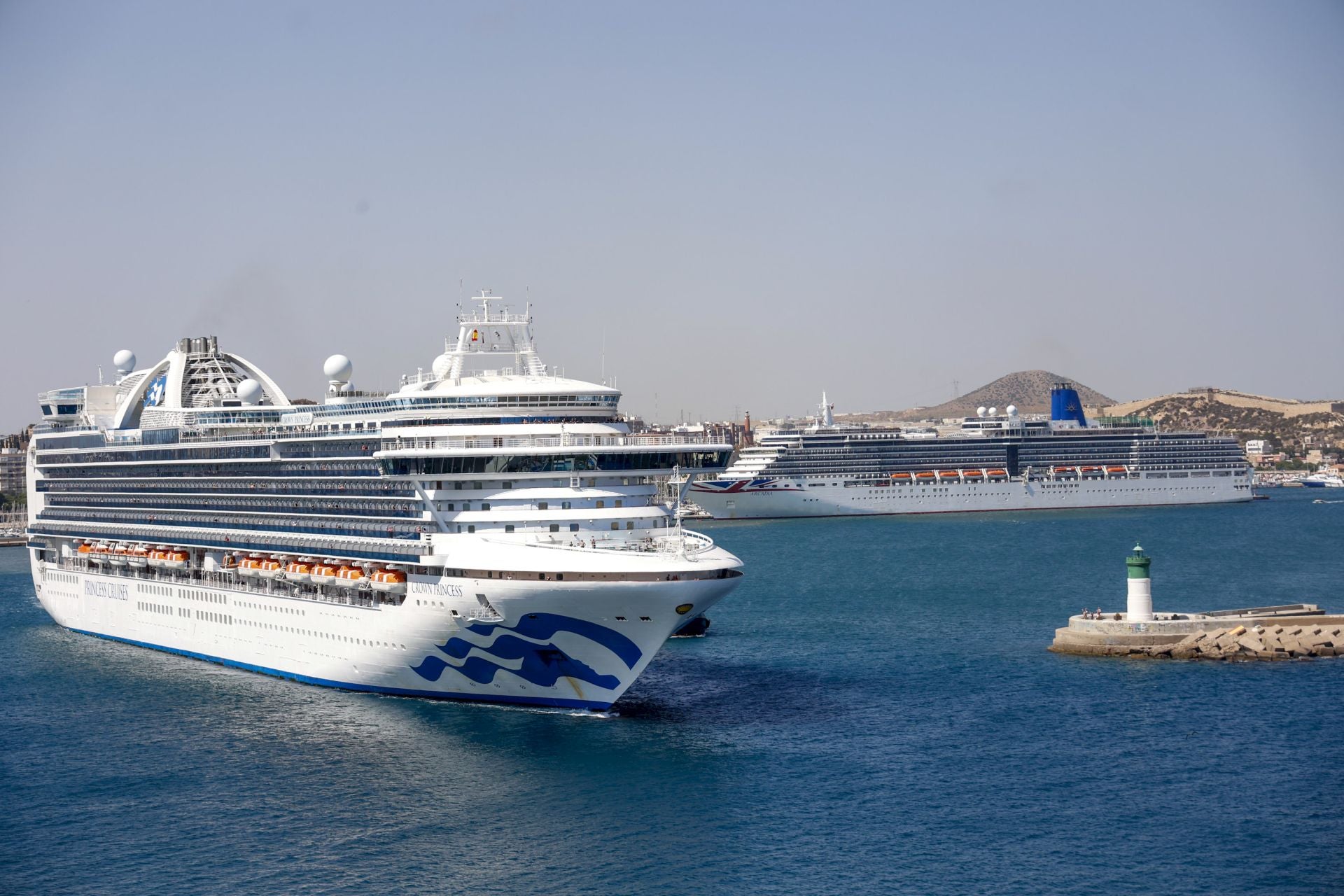 Miles de cruceristas llenan las calles de Cartagena, en imágenes