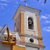 Una grúa, ayer, en una de las torres de la iglesia que será restaurada.