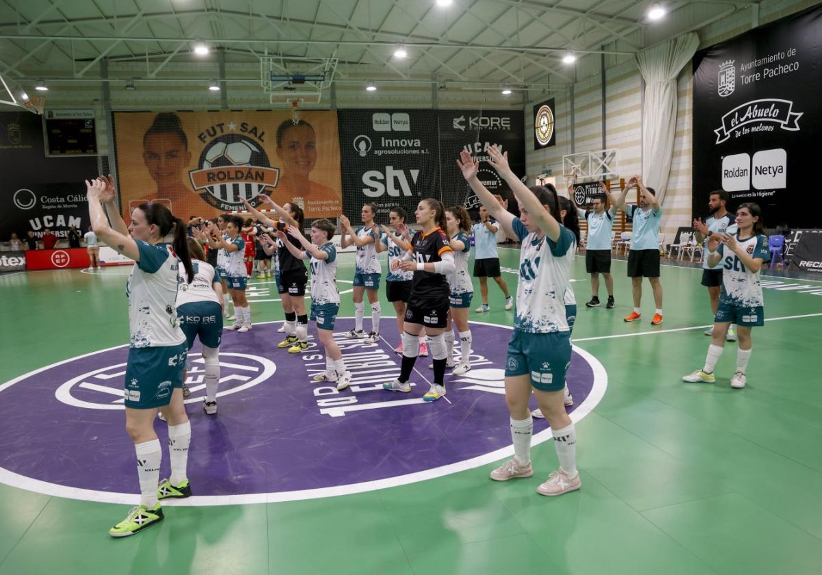 Las jugadoras del STV Roldán se despiden del público en la final contra el Futsi.