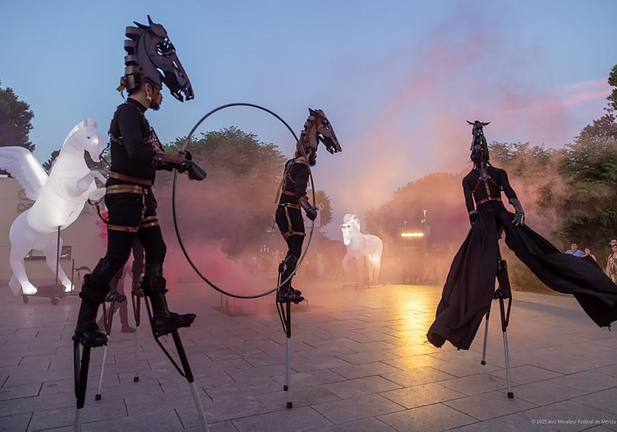 'Eqqus vs. Pegasus' abrió el Festival de Mérida.