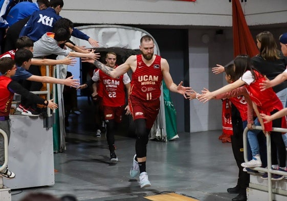 Radovic hace su entrada a la cancha previa al partido ante el Andorra de esta temporada.