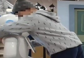 Un niño abrazando al robot terapéutico.