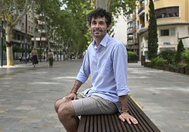 El paleontólogo Pedro Piñero, en el paseo Alfonso X el Sabio de Murcia, frente al Museo Arqueológico de la Región.