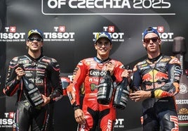 Marco Bezzecchi, Marc Márquez y Pedro Acosta, este domingo, en el podio en el circuito de Brno.