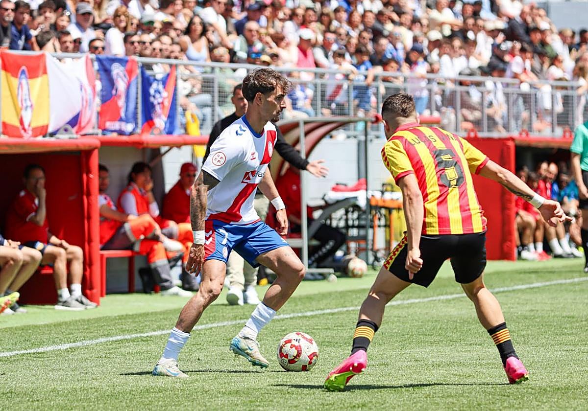 El futbolista del Rayo Majadahonda Guti regatea a Lucas, del Sant Andreu, en la fase de ascenso a Primera RFEF disputada la pasada temporada.