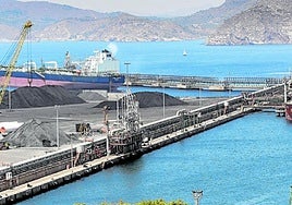 Buques atracados en el muelle polivalente de la dársena de Escombreras.