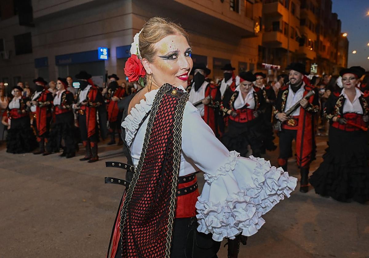 La comparsa Contrabandista en el desfile de ayer sábado con su particulares y característicos trajes, paso y ritmo.
