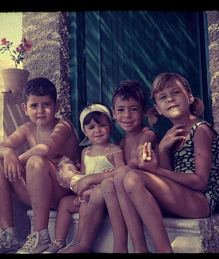 Imagen secundaria 2 - Familia y amigos muestran los resultados de la pesca. Estampa familiar. Una tarde en el porche (años 70).