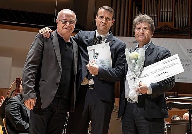 El presidente del Palau de la Música de Valencia, Vicente Llimerá (i), que entregó los premios a Andrés Pérez Bernabé (c), director de la AMJCT, y Rafael García, presidente de la AMJCT (d).