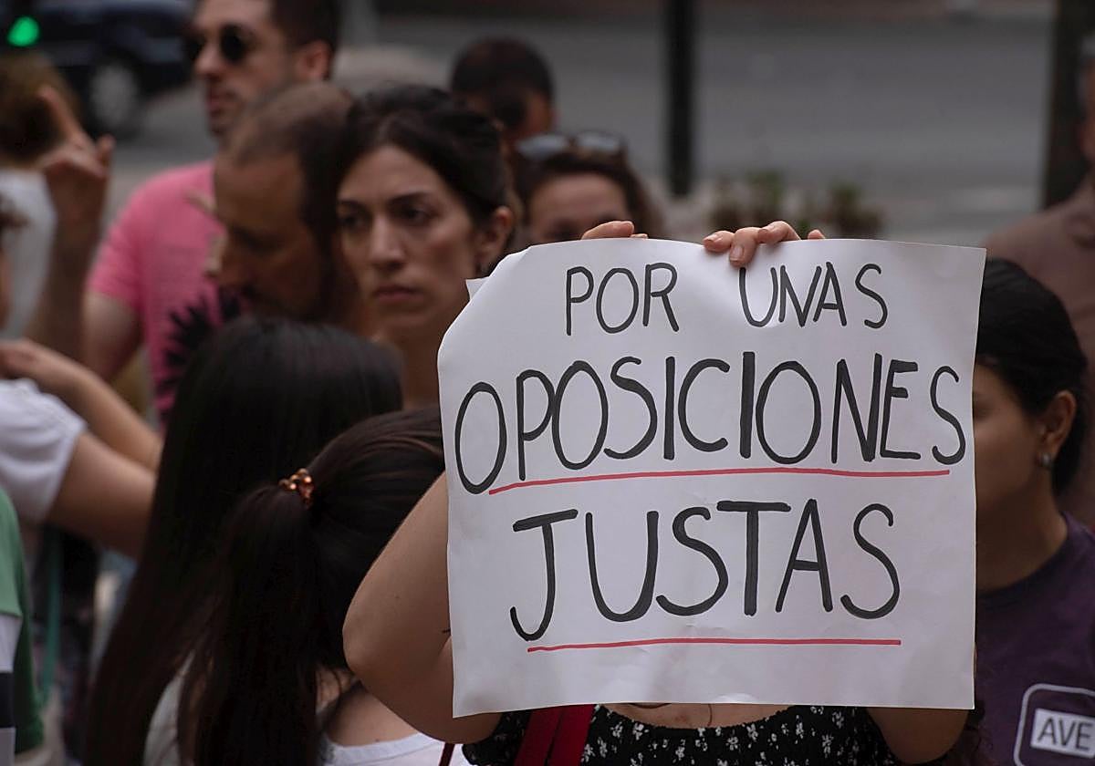 Imagen de la protesta de los interinos tras las oposiciones.