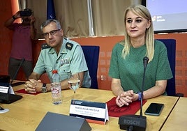 La delegada del Gobierno en Murcia, Mariola Guevara (d) y el coronel jefe de la Guardia Civil, Francisco Pulido (i), en una imagen de archivo.