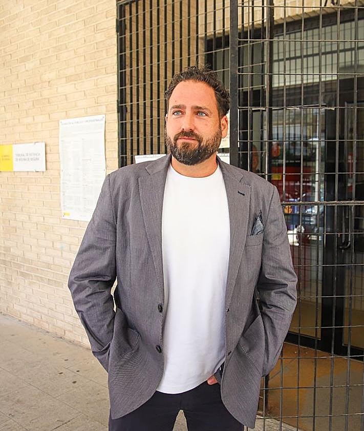 Imagen secundaria 2 - 1. Los dos hermanos investigados pasan a disposición judicial. 2. Pablo Martínez, el defensor de ambos. 