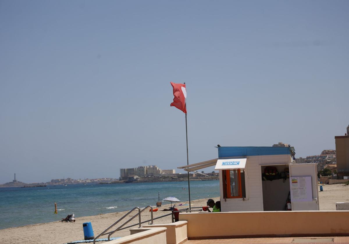 Un puesto de socorrismo mostraba este lunes la bandera roja que prohíbía el baño por el vertido.